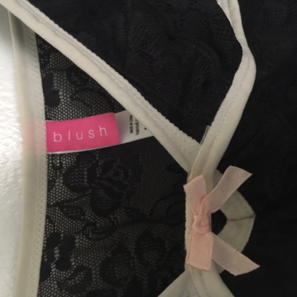 Black lace camisole - Picture 2 of 6